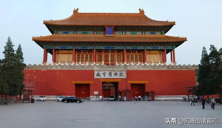 奔驰女与小巷宝藏，特色小店的探秘之旅